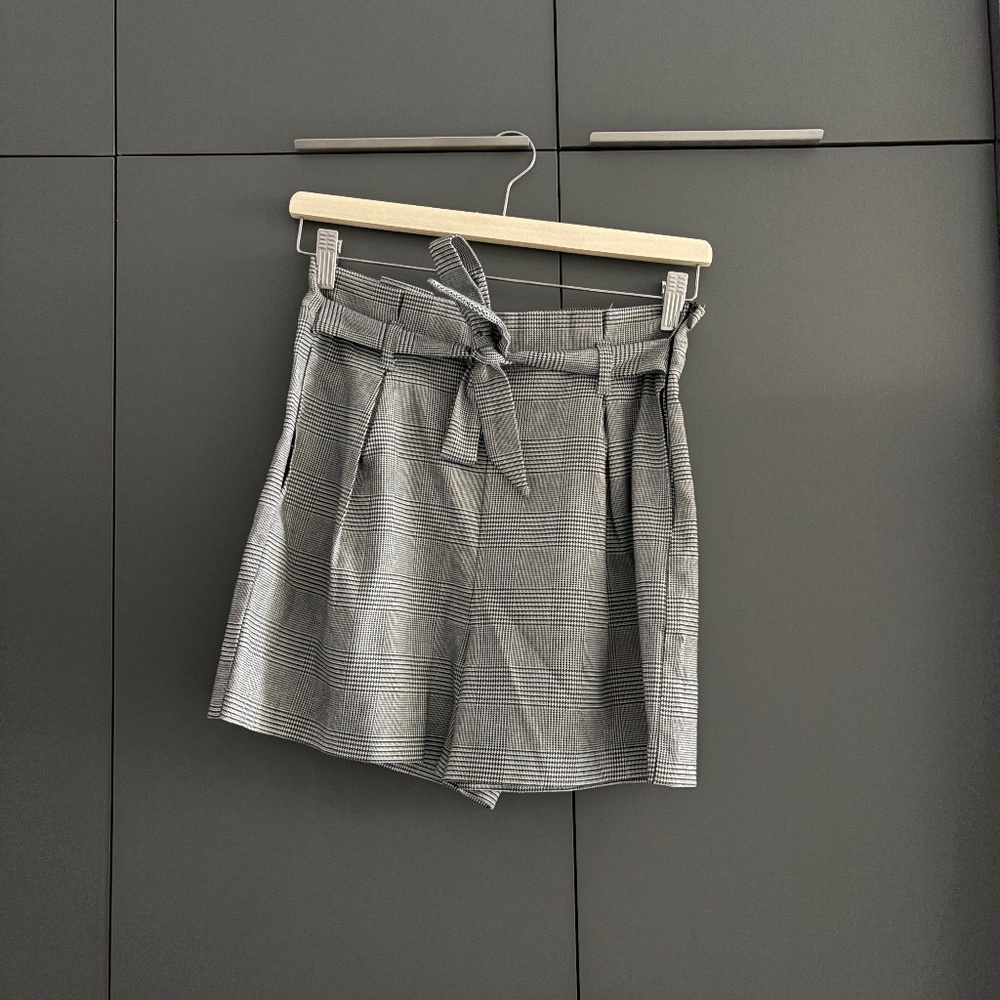 Stradivarius Houndstooth Pleated Shorts – Size 36 (Runs Large)